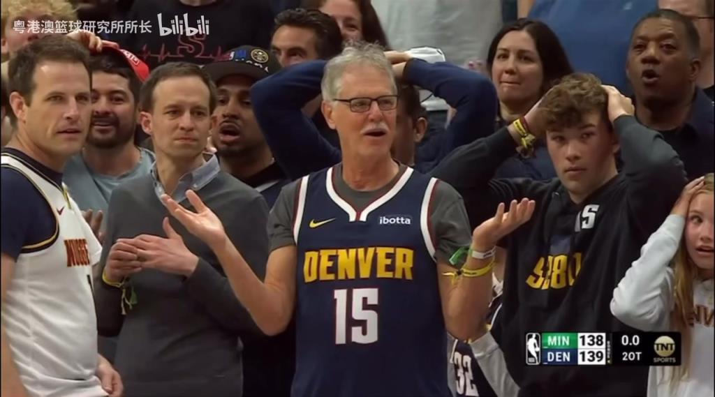 導(dǎo)火索？回顧此前掘金對(duì)陣森林狼，威少送出三分犯規(guī)后的眾生相！