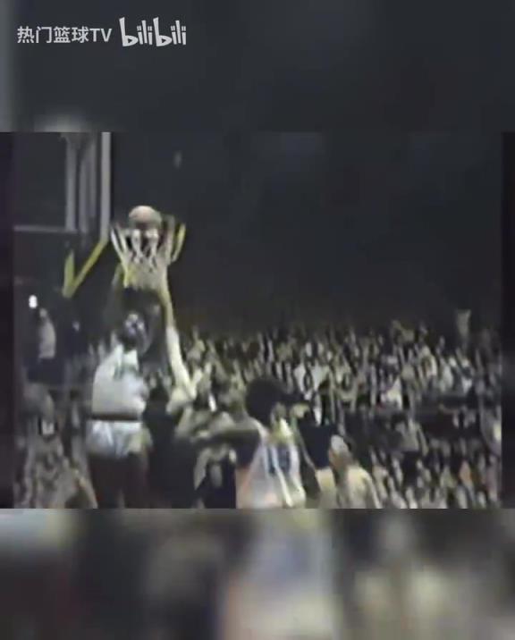 這是怪物嗎？張伯倫高中時(shí)期是怎么打球的？校園里的明星！