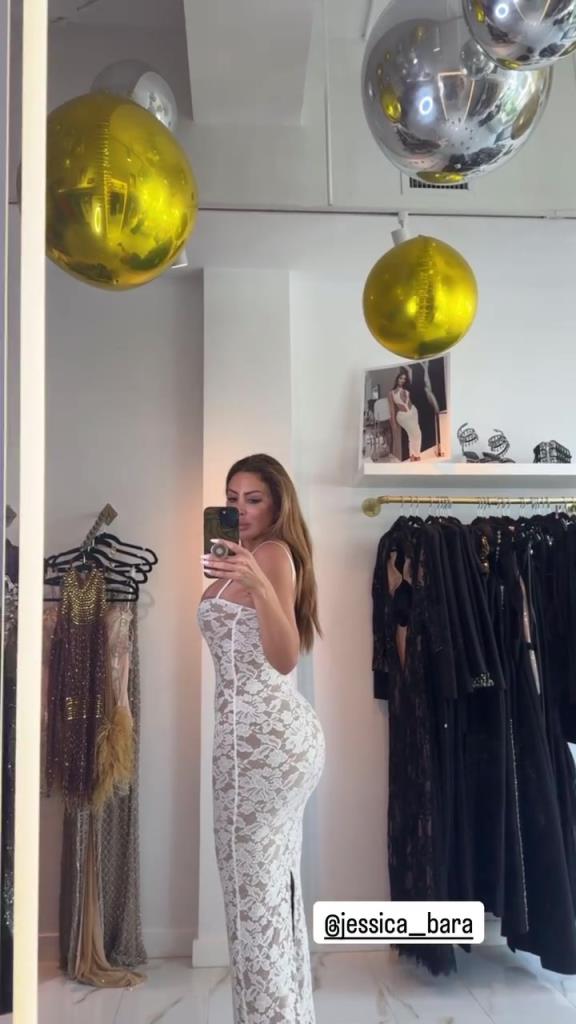 徐娘半老！皮蓬前妻穿吊帶裙自拍，這身材也太炸裂了！