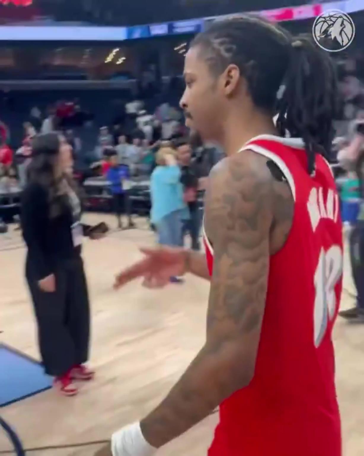 笑死！莫蘭特賽后與華子握手，竟然也是比出“手槍”的手勢(shì)