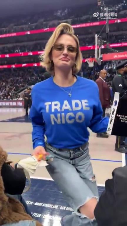 主場不準(zhǔn)球迷打印“解雇Nico”標(biāo)語，女球迷就出此下策