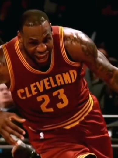 老詹這恐怖的大體格，完美詮釋什么叫“人型坦克”！