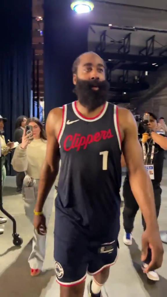 爆砍39分！哈登賽后走入球員通道氣喘吁吁：今天是場(chǎng)艱苦的戰(zhàn)斗