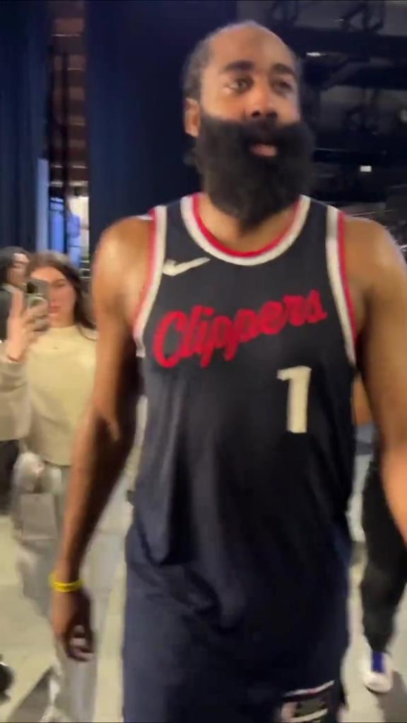 贏了！哈登賽后走回更衣室在球員通道和工作人員一一擊掌慶祝