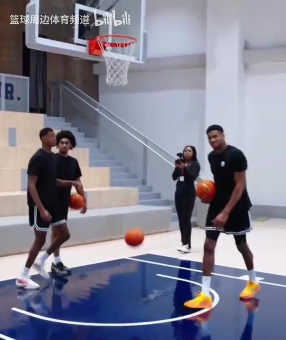 別人能學(xué)得來嗎？名場面：字母哥指導(dǎo)小球員籃下腳步！