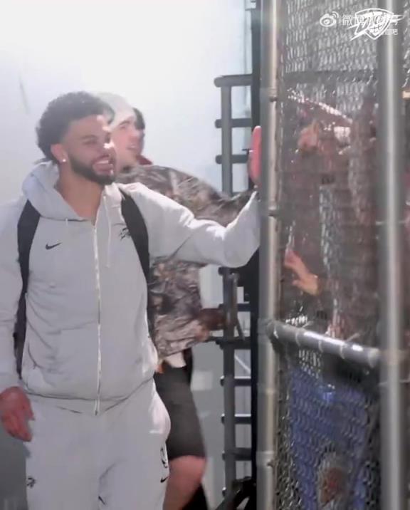 68勝歷史第五傲人戰(zhàn)績！雷霆全員回到OKC，當(dāng)?shù)厍蛎詿崆榻訖C