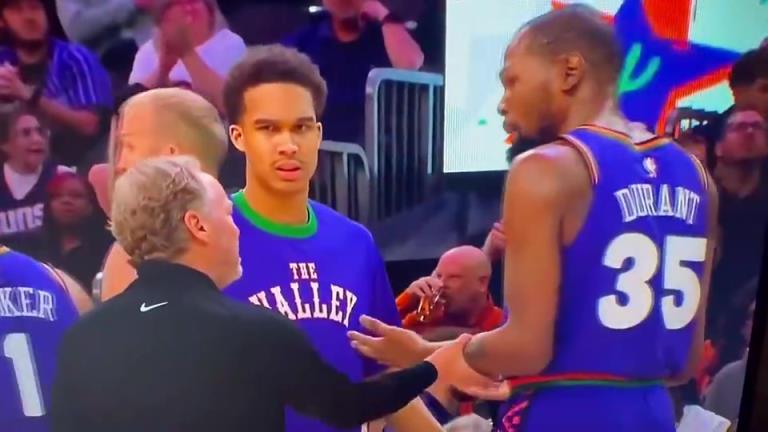 下課導(dǎo)火索？主帥布登此前抓住KD手臂要說什么，被一把甩開！