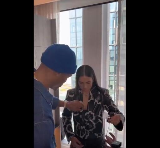威嫂看到要打人的！威少上手幫WNBA妹子整理胸前的衣服