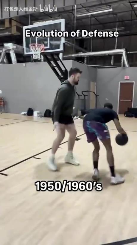 太真實(shí)了！外網(wǎng)網(wǎng)紅惡搞NBA不同時(shí)代的防守尺度變化！