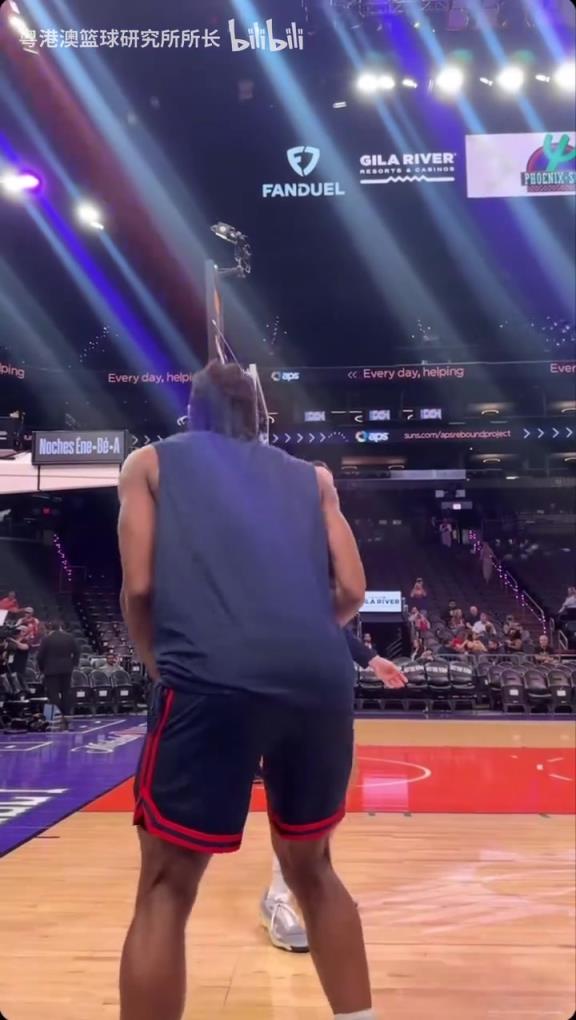 機(jī)器人級別的靜態(tài)身體！近距離看小卡的賽前熱身！